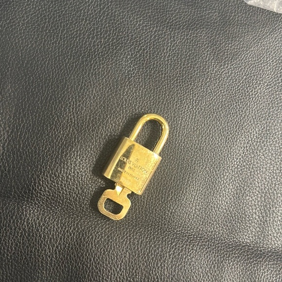 LV lock and Key #309 - Picture 3 of 4